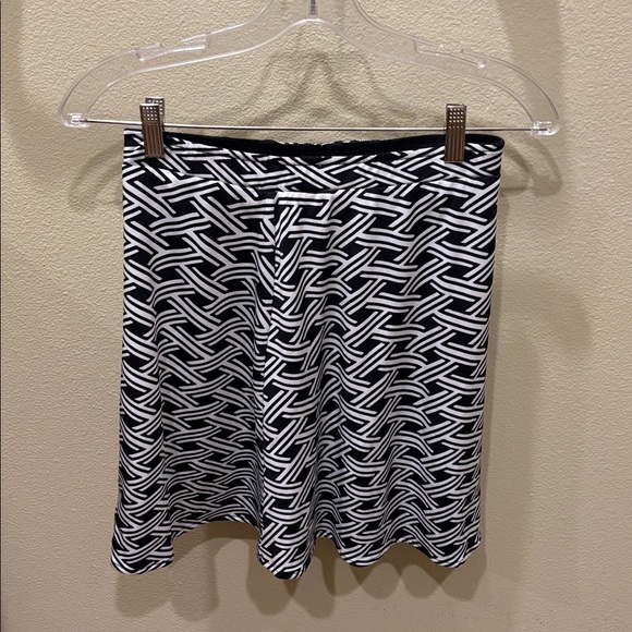 Black and White Geometric Women's Athletic Skirt - Picture 2 of 4